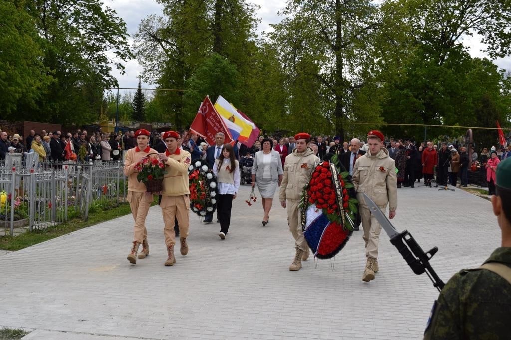 Торжественном митингах у мемориала Вечный огонь и на воинском кладбище..