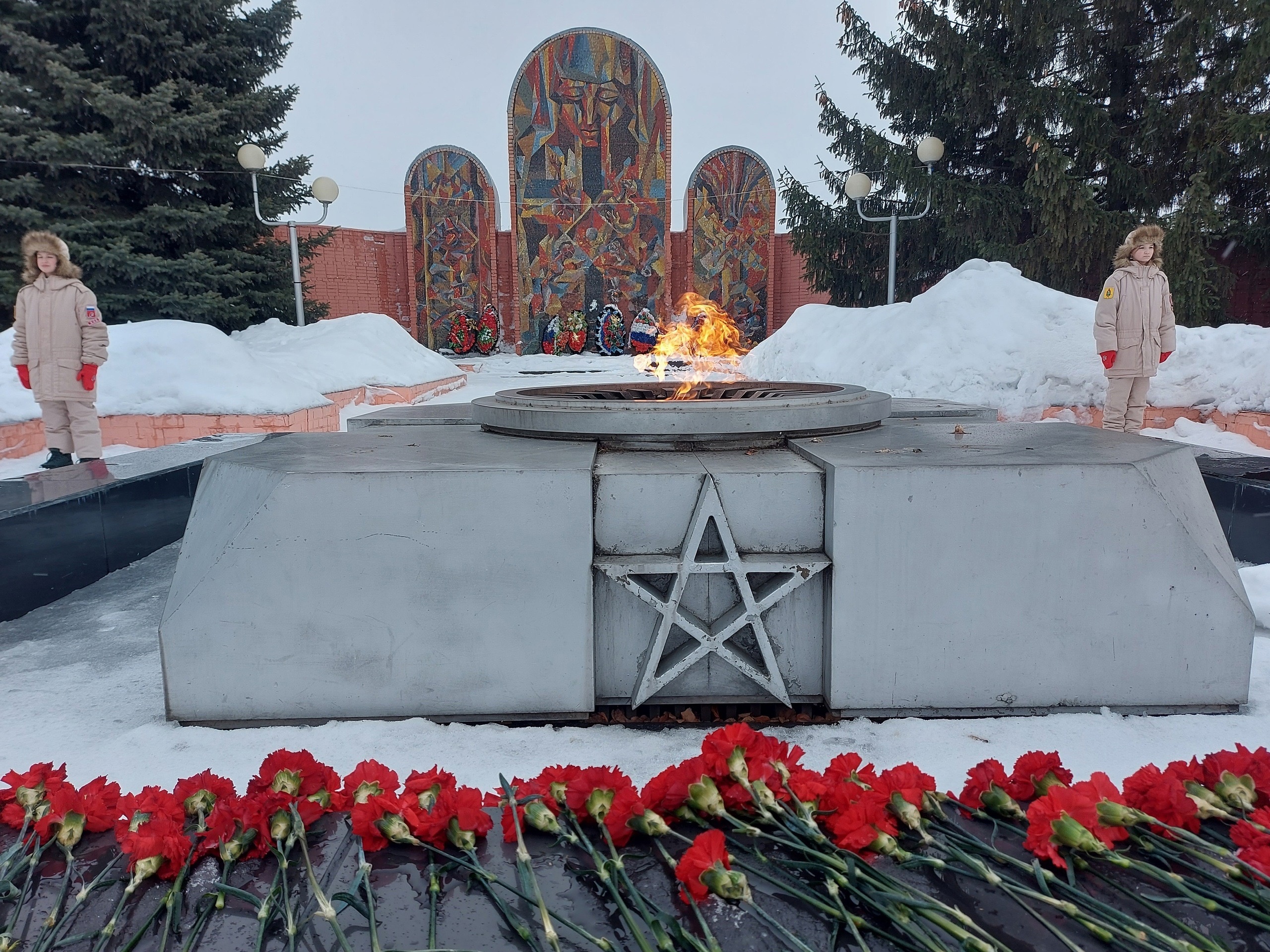 Вахта Памяти у мемориала Вечный Огонь.