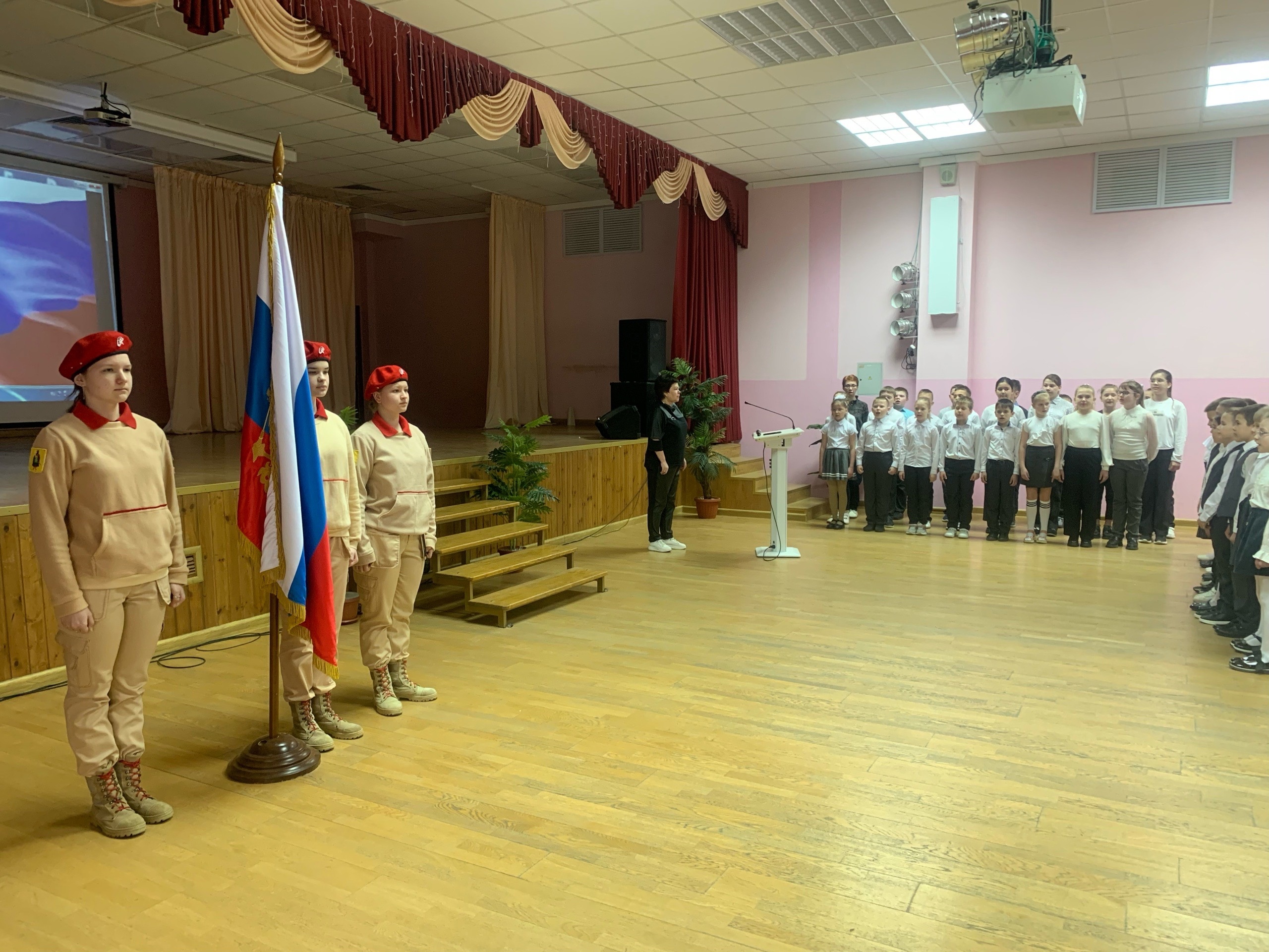 традиционная церемония вноса Флага Российской Федерации.