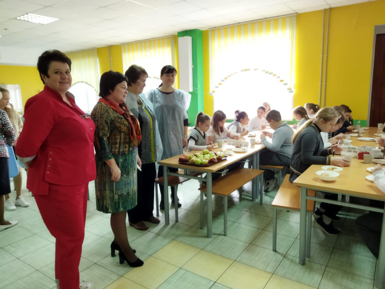 Столовую посетили представители родительского комитета.